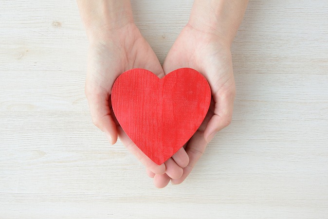 ハートをもつ手