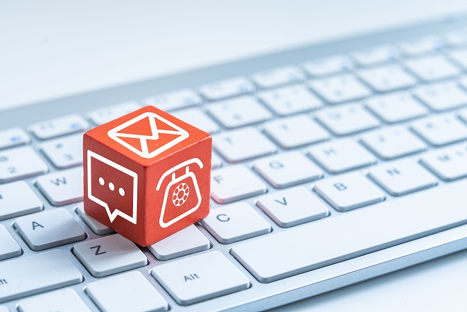 キーボード上の赤キューブ