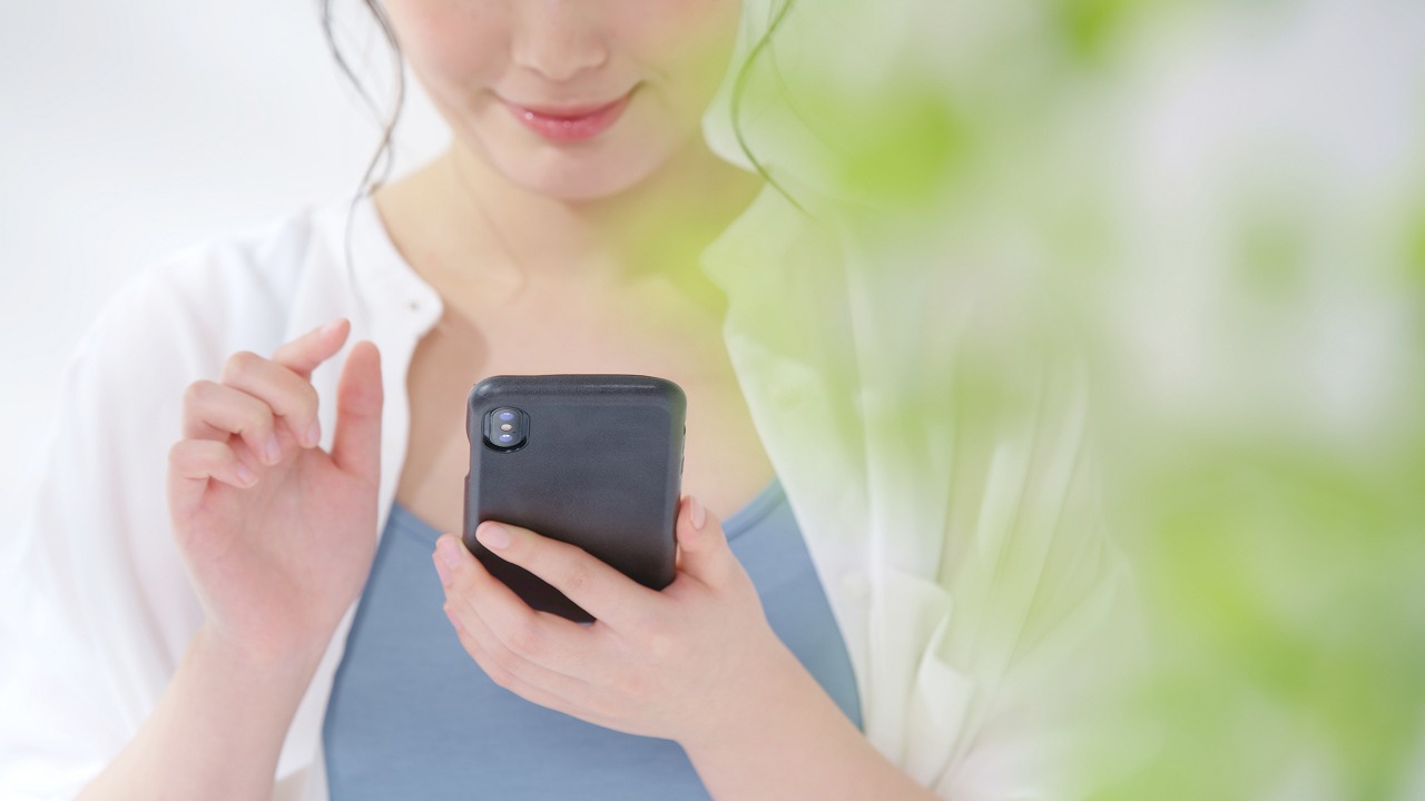 スマホタップする女性